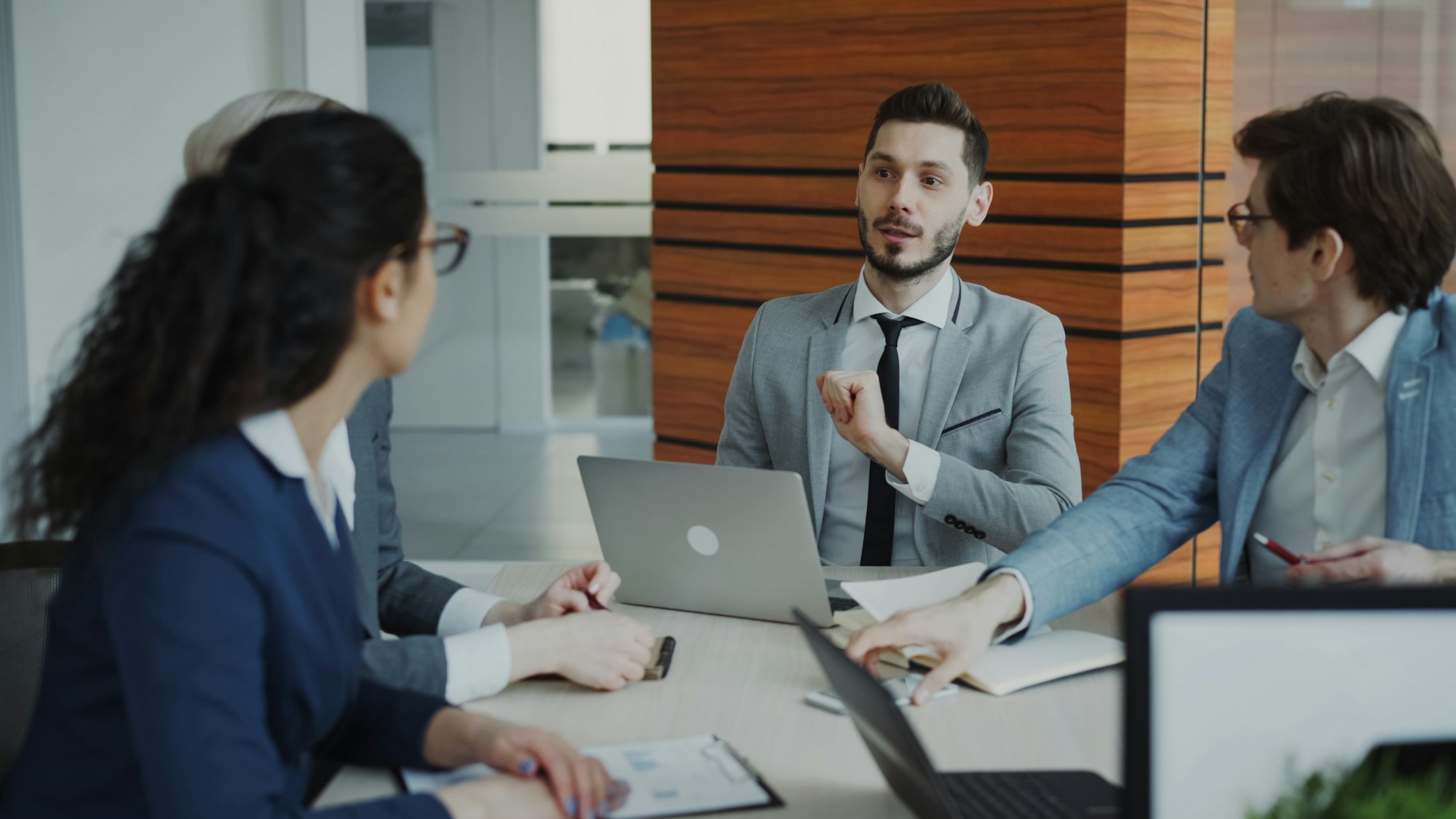 Professionals bespreken vertrouwelijke documenten tijdens een vergadering