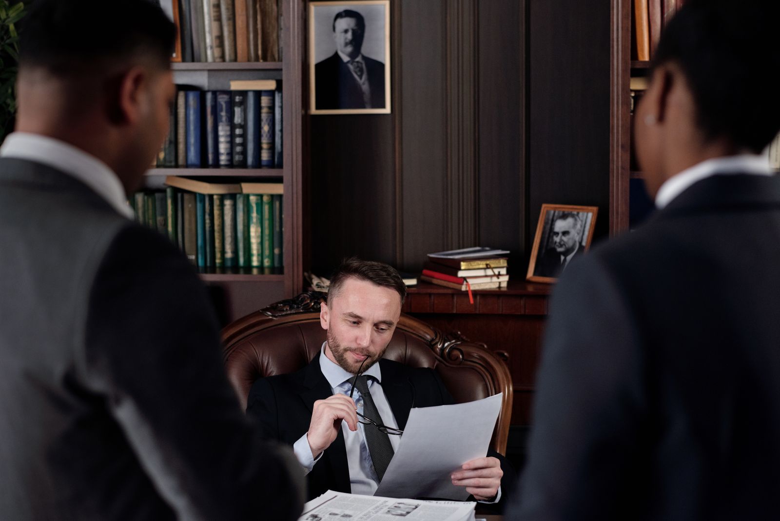 Juridische en zakelijke adviseurs bespreken contractdocumenten